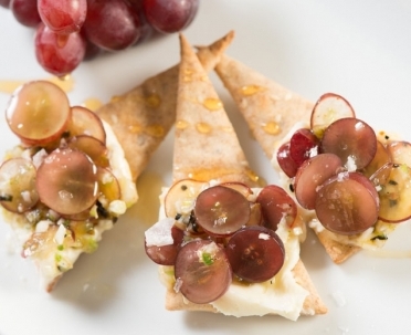 Crackers with Spicy Grapes